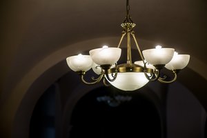 Besirenkantiems nepriklausomą tiekėją: štai kieno elektra brangiausia ir pigiausia