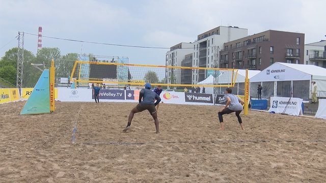 Prasidedant tinklinio turnyrui, Klaipėdos miesto centras tapo tinklinio aikšte: atgabenta net 800 tonų smėlio