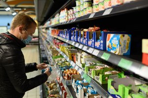 Įvardijo, kodėl augančiais atlyginimais stipriai džiaugtis nereikia: tai tik dar labiau kaitina problemą