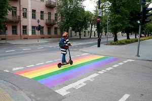 Nesutrukdė nei dažai, nei smala: garsioji perėja vėl numarginta vaivorykštės spalvomis