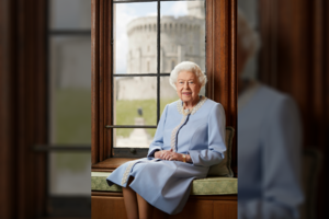 Platininio jubiliejaus proga paviešintas naujas Elizabeth II portretas: šventėje pagaliau pirmą kartą išvys proanūkę