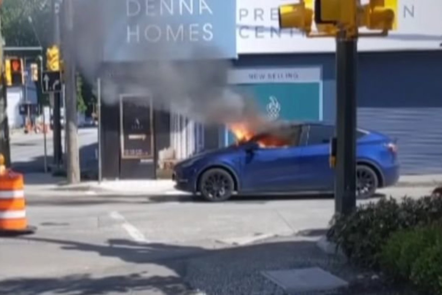 Kanados vairuotojas buvo priverstas išdaužti automobilio langą, kad išgelbėtų savo gyvybę, kai jo vairuojama „Tesla“ užsidegė.<br>Stop kadras
