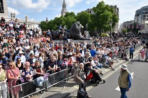 Elizabeth II valdymo jubiliejaus minėjimo pirmą dieną karalienę sveikino minios žmonių