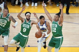 Ketvirto kėlinio „Celtics“ uraganas su žeme sulygino „Warriors“ tvirtovę – NBA superfinale priekyje Bostonas