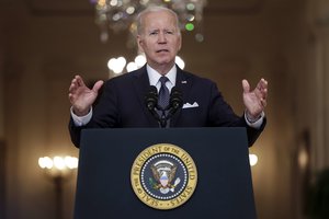 J. Bidenas ragina uždrausti civiliams įsigyti kovinių ginklų
