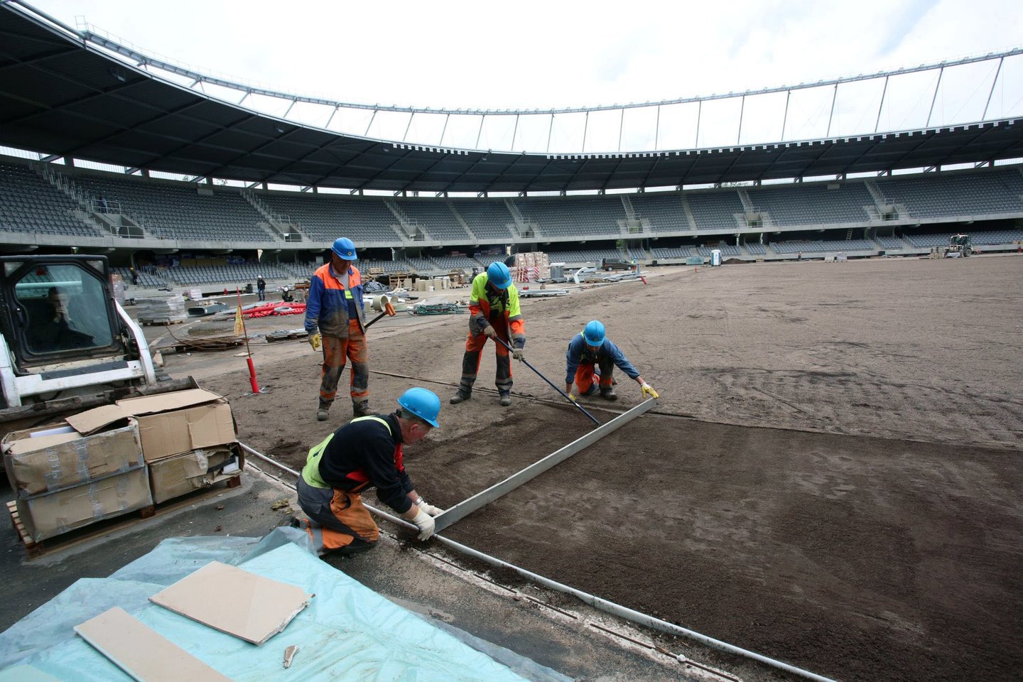  Statybininkų skaičiavimais, jie darbus stadione užbaigs liepos viduryje.<br> M.Patašiaus nuotr.