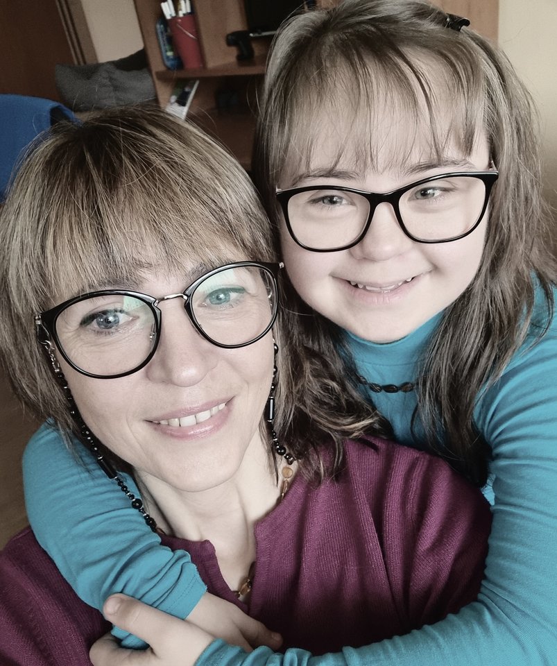 14-metė dailininkė Daina iš Baisogalos ir jos mama Lina.<br> Asmeninio albumo nuotr.