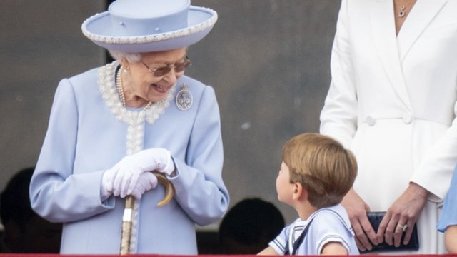 Nerimą keliančios žinios minint karalienės Elizabeth II valdymo jubiliejų: dėl prastos savijautos nedalyvaus pamaldose