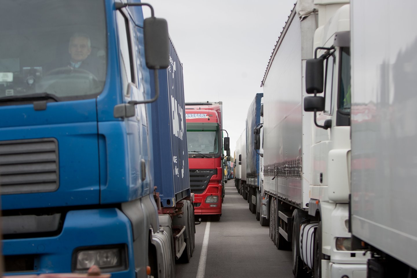 Tarptautinių vežėjų automobiliais asociacijos (ASMAP) duomenimis, maršrutais Europoje važinėjančių vežėjų iš Rusijos pajamos siekė 2,5–2,7 mlrd. eurų.<br>D.Umbraso asociatyvi nuotr.