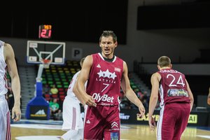 Latvių rungtynių prieš Lietuvą metu – šalies krepšinio legendos pagerbimas