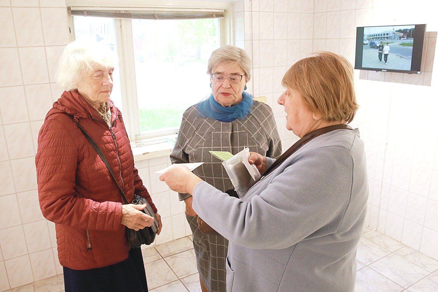 Viršuliškių senbuvės (iš kairės): Vanda, Janė ir Onutė susitiko parodoje.<br>R.Danisevičiaus nuotr.