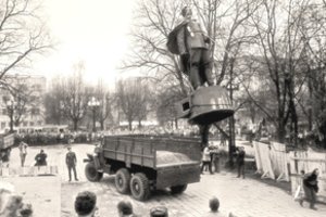 Ritosi stabų galvos, lūžo kojos – taip naikinti okupacijos ženklai Lietuvoje