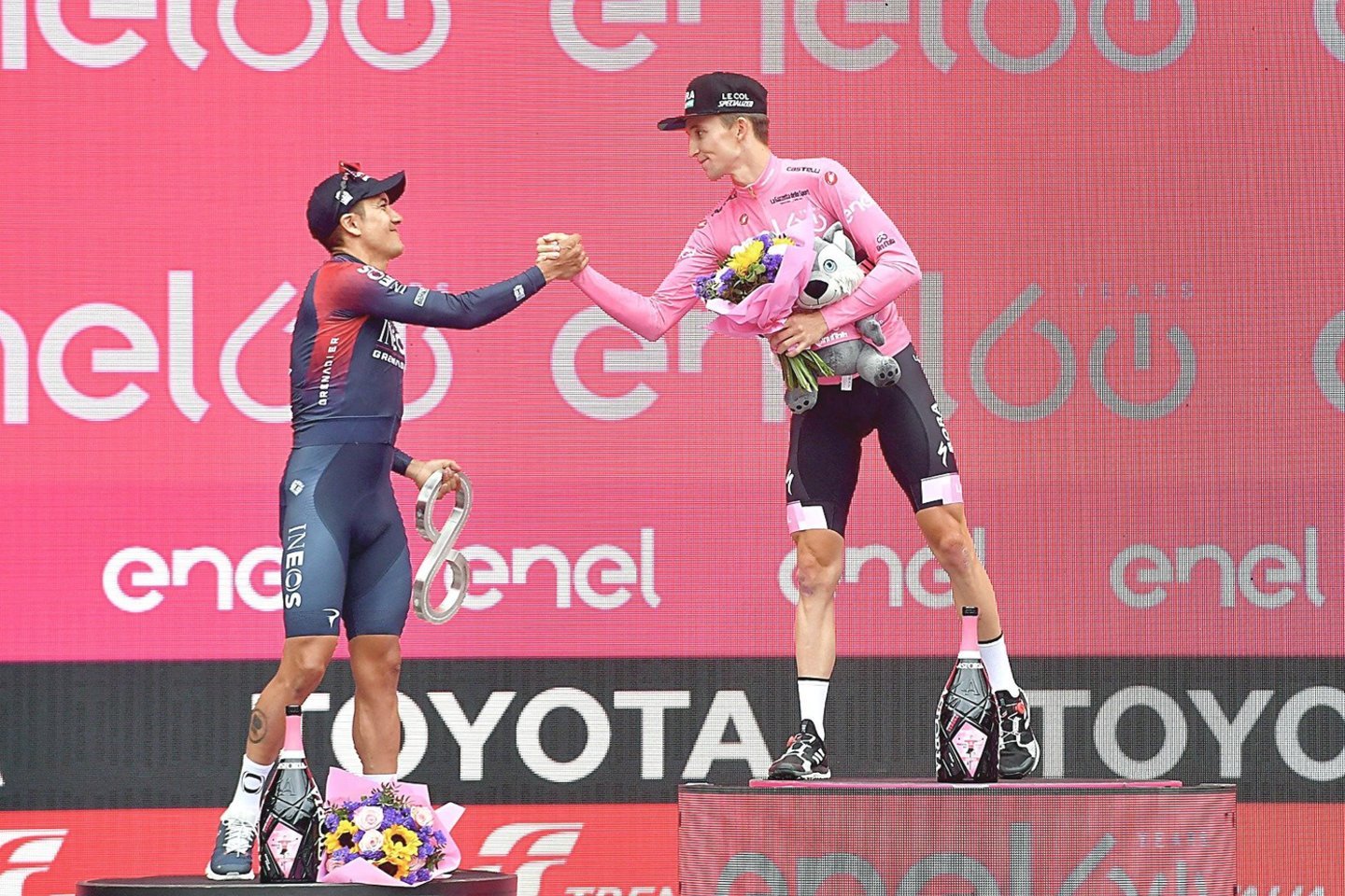 Šių metų „Giro d’Italia“ lenktynėse R.Carapazas (kairėje) liko antras – ekvadorietį aplenkė australas J.Hindley.<br>„Reuters“/„Scanpix“ nuotr.