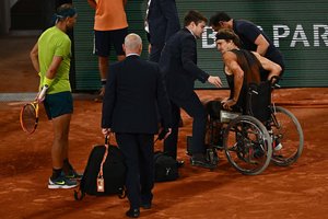 „Roland Garros“ pusfinalyje – skausminga A. Zverevo trauma: vokietis kortus paliko vežimėlyje, R. Nadalis vėl žais finale
