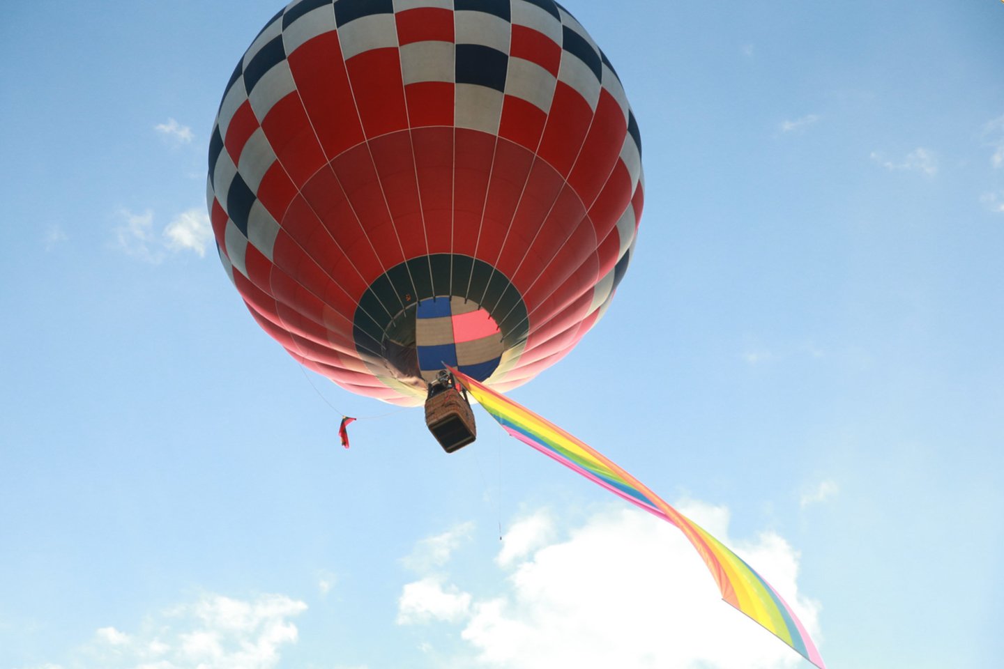 Šeštadienio rytą į dangų pakilo penki oro balionai, pasipuošę LGBTIQ vėliavomis. <br> R.Danisevičiaus nuotr.