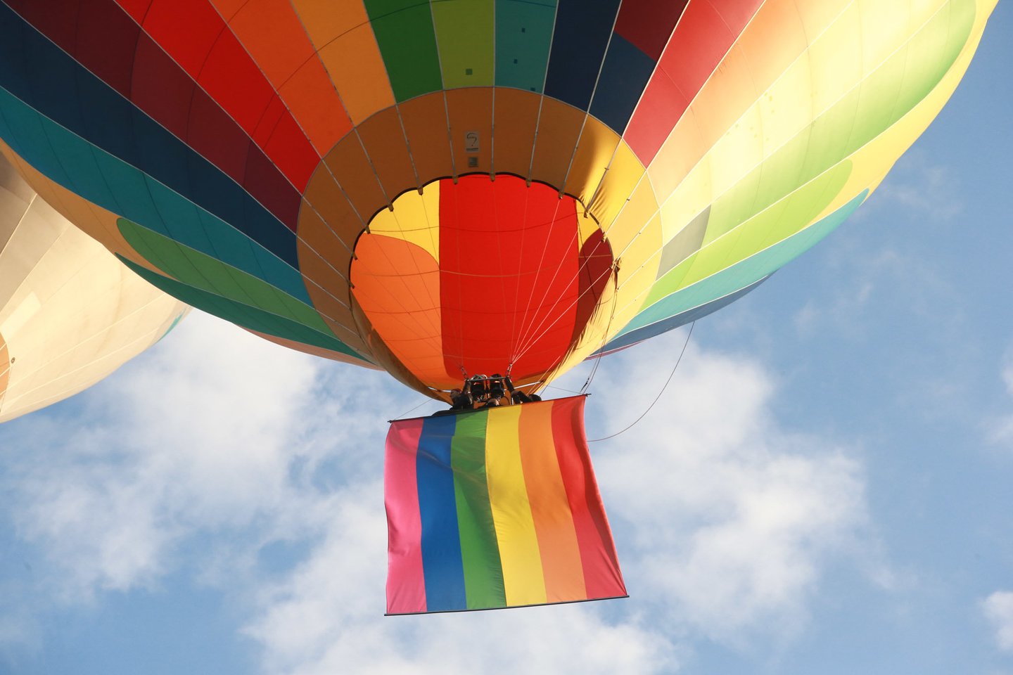 Šeštadienio rytą į dangų pakilo penki oro balionai, pasipuošę LGBTIQ vėliavomis. <br> R.Danisevičiaus nuotr.