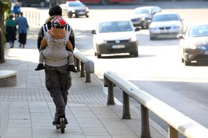 Įvardijo, kokias baudas galite užsidirbti, jei paspirtuku važiuosite pažeisdami taisykles