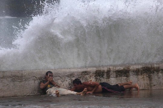 Kuboje siaučia tropinė audra: smarkios liūtys užtvindė salos gatves, sutrikdė eismą