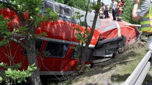 Vokietijoje traukinio avarijos aukų padaugėjo iki penkių: tyrėjai toliau naršo vagonus