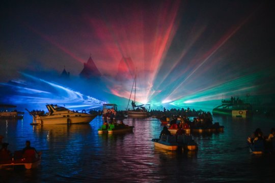 Lietuvos ir Ukrainos spalvomis nušvito nakties dangus virš Trakų pilies