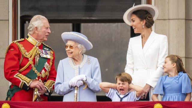 Elizabeth II pagerbė pasaulio įžymybės: prie sveikinimų jungėsi ir sūnus Charlesas