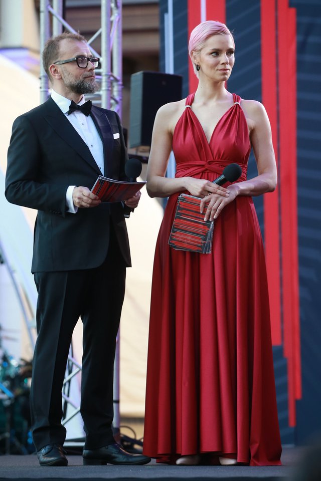 Iškilmingos nacionalinių kino apdovanojimų ceremonijos vedėjai – Rytis Zemkauskas ir Elžbieta Latėnaitė.<br>R.Danisevičiaus nuotr.
