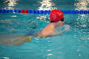 Sostinės vaikai mokosi plaukti: iki vasaros plaukimo pradmenis gavo per 5 tūkst. mokinių