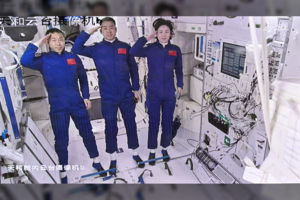 Trys Kinijos astronautai atskrido į šalies statomą kosmoso stotį