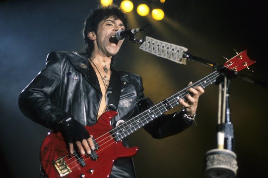 Mirė buvęs roko grupės „Bon Jovi“ bosistas A. J. Suchas