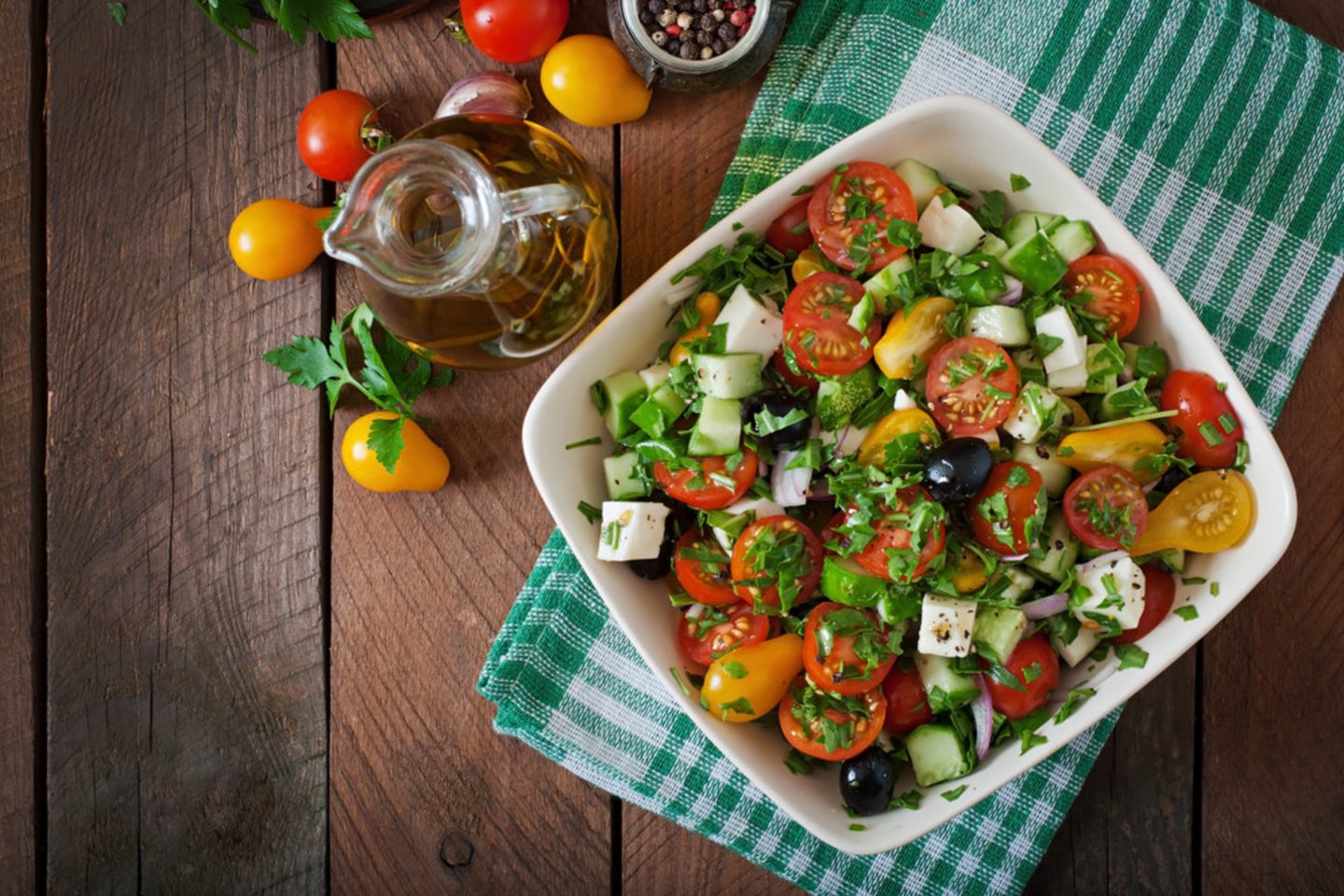 Horiatiki – graikiškos daržovių salotos.