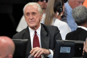 Išgirdęs klausimą apie amžių „Heat“ bosas atkirto: „Man 77-eri, bet aš galiu padaryti daugiau atsispaudimų nei tu“