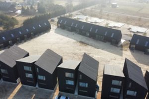 Norintiems pabėgti nuo civilizacijos siūlo būstus prie Kuršių marių: ten kuriasi bendraminčių kvartalai