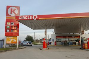 Po apsilankymo degalinės savitarnoje – kaltinimai degalų vagyste: įstrigo net pareigūnės replikos