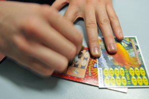 Jau greitai nepilnamečiai nebegalės dalyvauti loterijose: prekybininkai turės reikalauti dokumento