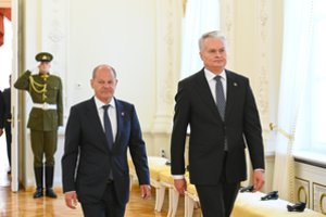 Vokietijos kancleris atmeta kritiką dėl delsimo Ukrainai siųsti sunkiuosius ginklus