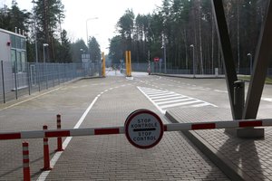 Pigesnių degalų ir rūkalų į Baltarusiją važiuojantys lengvieji automobiliai užkemša muitinės kontrolės postus