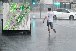 Sinoptikai įspėja – pasiruoškite škvalui: kils stiprus vėjas, gali pabirti kruša