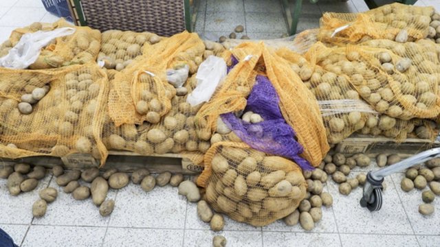 Prekiautojai ėmėsi gudrybių – iš kitur atvežtas bulves pardavinėja kaip lietuviškas: atskleidė, kaip neapsigauti