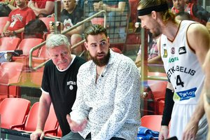 „Lietuvos ryto“ gretose LKL čempionu tapęs Jonas Valančiūnas stebėjo Vilniaus triumfą lygoje