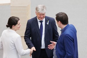 Dėl ministro K. Navicko kėdės valdantieji verčiasi per galvą: skubiai šaukiamas Seimo vadovybės posėdis