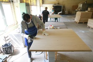 Vien spintos rėmo pirkėjai laukia pusmetį, bet gamintojai tuo nesidžiaugia: kad pagamintų baldą, gali tekti dirbti net nuostolingai