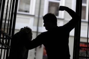 Smurtas prieš negalinčius apsiginti nesibaigia: ką svarbu žinoti tapus nusikaltimo auka?