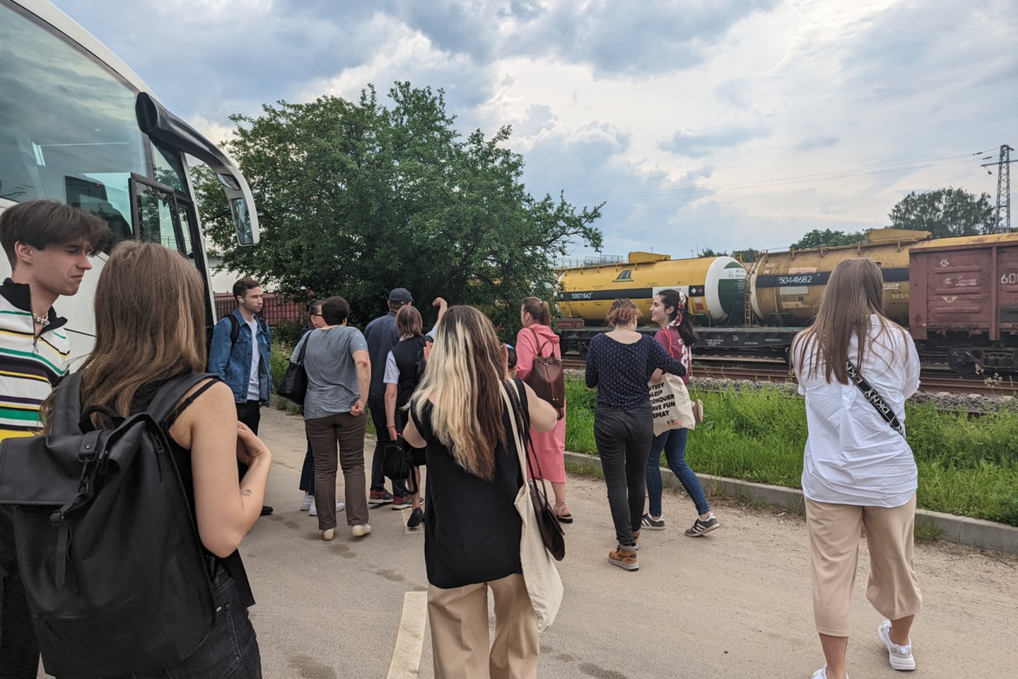  Keleiviai iš Kauno geležinkelio stoties į Palemoną buvo vežami autobusais.<br> D.Krasauskienės nuotr.
