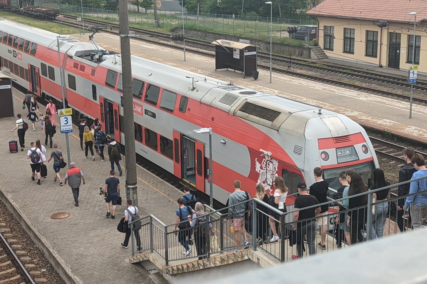  Keleiviai iš Kauno geležinkelio stoties į Palemoną buvo vežami autobusais.<br> D.Krasauskienės nuotr.