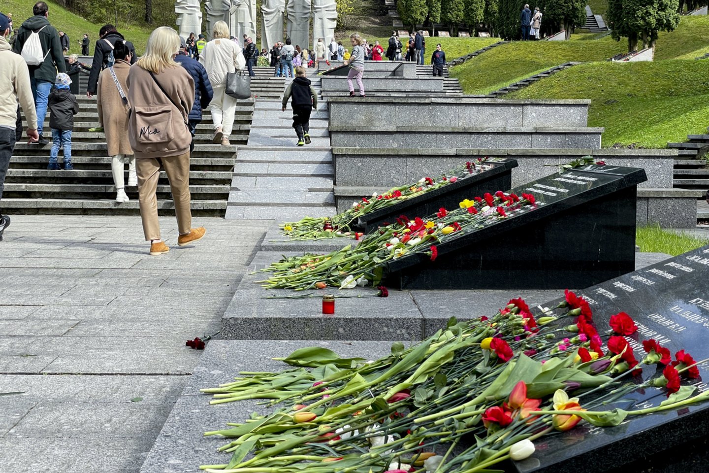  Vilnius valosi: Antakalnio kapinėse nebeliks paminklo sovietų kariams.<br>V.Ščiavinsko nuotr.