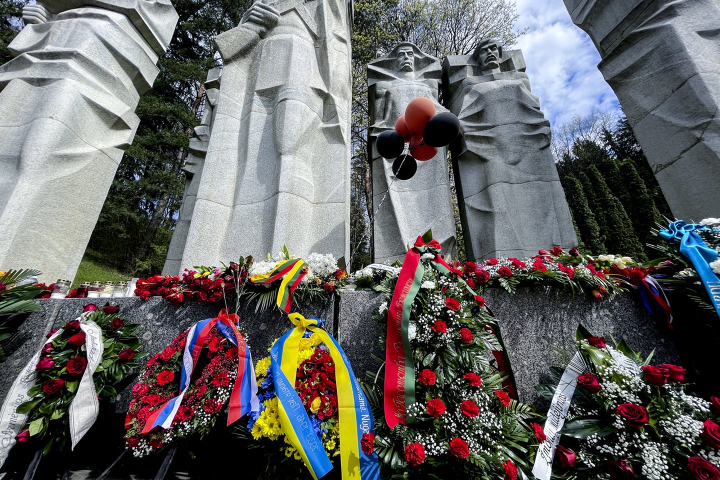  Vilnius valosi: Antakalnio kapinėse nebeliks paminklo sovietų kariams.<br>V.Ščiavinsko nuotr.