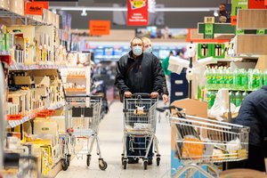 Tvirtina, kad taip gerai dar negyvenome, tačiau žmonės mato ką kita: vietoje 30 eurų už tuos pačius pirkinius atiduoda 50