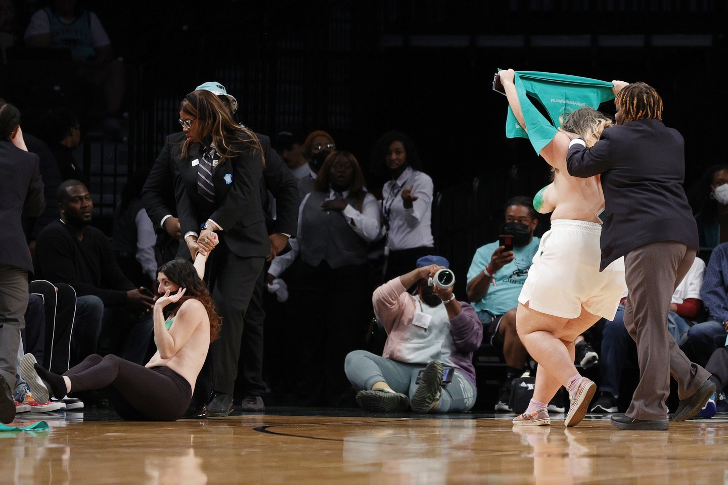  Protesto dalyvė per WNBA mačą<br> Reuters/Scanpix.com nuotr.