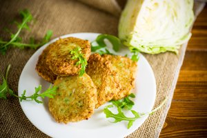 Šviežių kopūstų blyneliai: paprasta, gardu, greita ir pigu