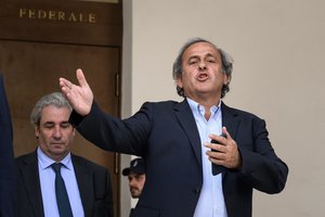 Šveicarijoje prasideda buvusių FIFA ir UEFA vadovų S. Blatterio ir M. Platini teismas